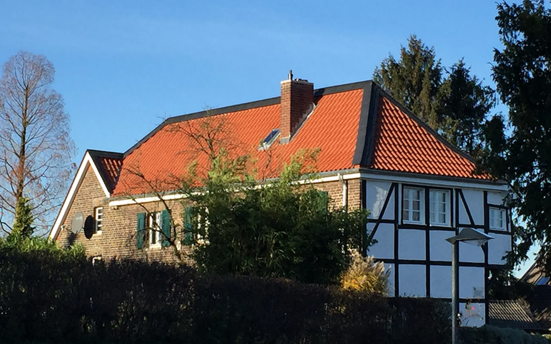 Fachwerkhaus mit rotem Spitzdach