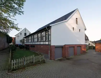Haus mit Fachwerk an linker Seite