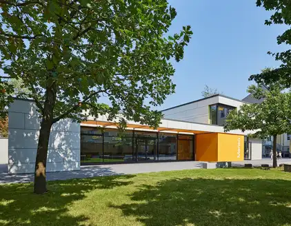 Sicht auf die Mensa aus dem Garten