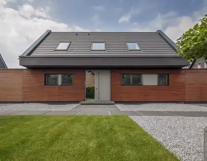 Haus mit Eingang und Vorgarten