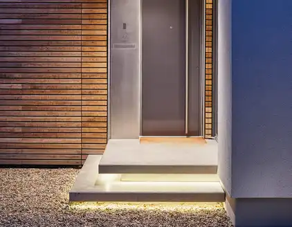 Hauseingang von Vorne mit Licht unter denStufen