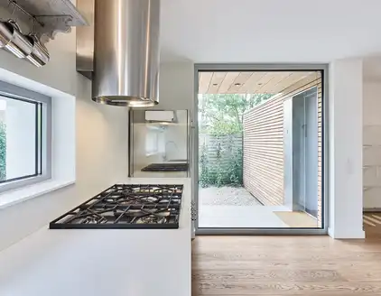 Küche mit Herd und Blick auf den Eingang