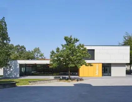 längliches Gebäude mit Aufstockung rechts