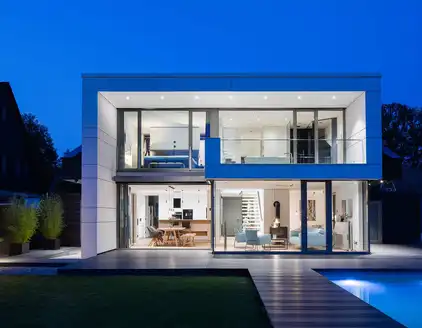 Rückansicht Fensterfront über beide Stockwerke am Abend