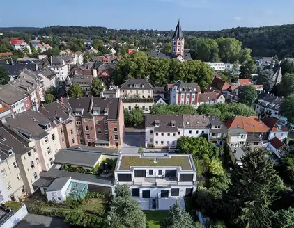 Vogelperspektive auf die Dachbegrünung und Balkon