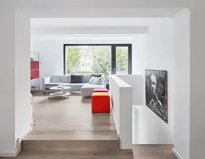 schlichtes Wohnzimmer mit Sofa