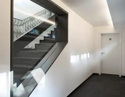 Flur zu den Toiletten mit Fenster auf die Treppe 