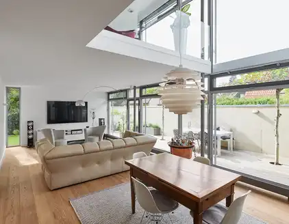 Wohnzimmer mit Fensterfront über zwei Etagen