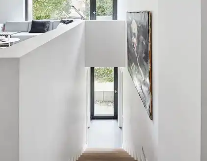 offener Treppenaufgang zum Wohnzimmer