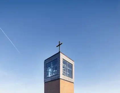 Sicht von unten Glaswürfel mit viel Himmel