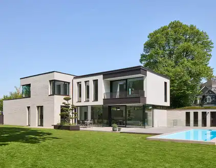 Haus links mit Garten und Pool rechts