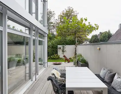 Terrasse vor der zweistöckigen Fensterfront