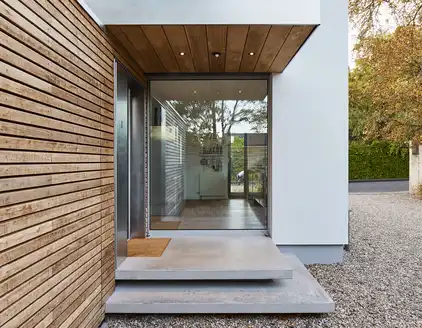 Eingang von der Seite mit Blick in die Küche