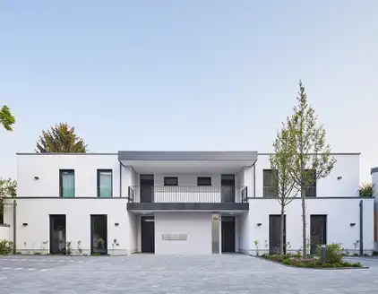 Sicht aus dem Innenhof frontal auf das Haus 