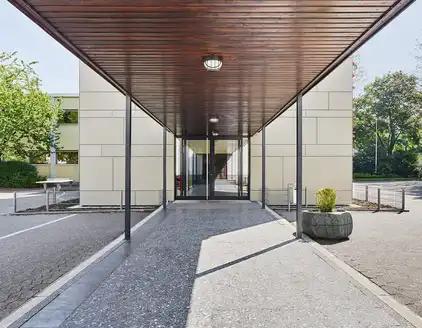 Überdachter Weg mit Lampen zum Nebengebäude