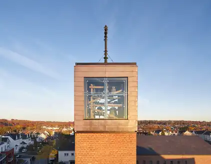 Detailansicht von Glaswürfel mit Glockenstuhl im inneren