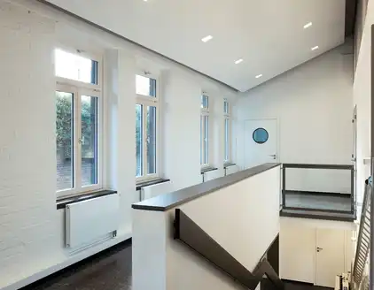 Flur mit Treppenabgang rechts, Fenster links