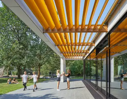 mit Gelben Lamellen überdachter Ausenbereich