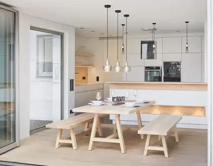 Küche mit Essbereich vor der Küchentheke