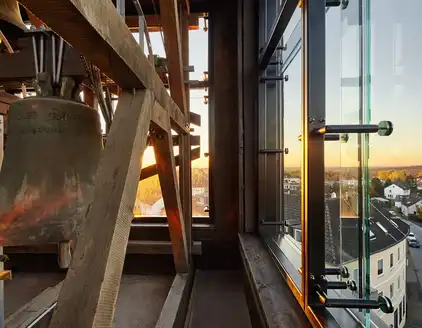 Sicht aus dem Glockenstuhl, Glocke links, Aussicht rechts