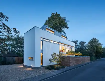 komplettes Gebäude von außen am Abend