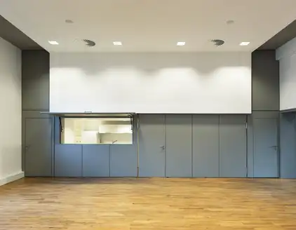 Raum mit grauer Wand und Türen, Theken ausgabe