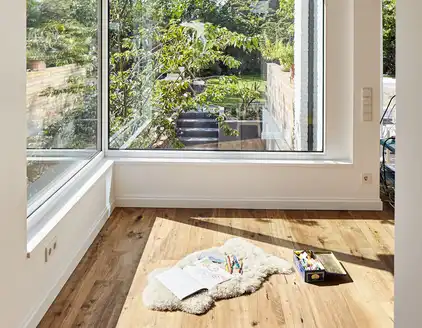 über Eck Fenster mit Blick auf den Garten