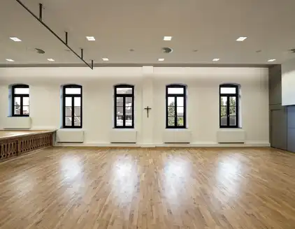 Pfarrsaal seitliche Sicht auf Fenster