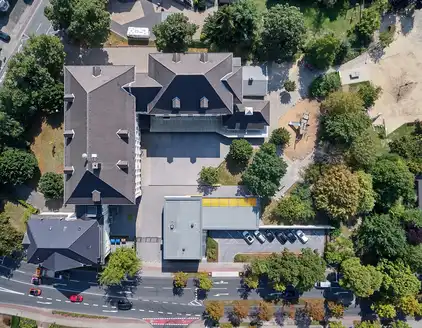 Sicht von oben auf den gesamten Schulkomplex