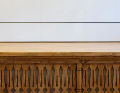 Detailansicht auf Holzverzierungen an der Bühne