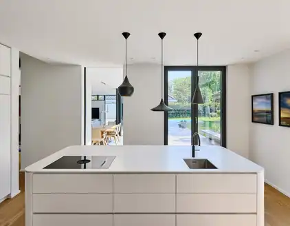 Blick auch Kücheninsel, Wohnbereich, Garten