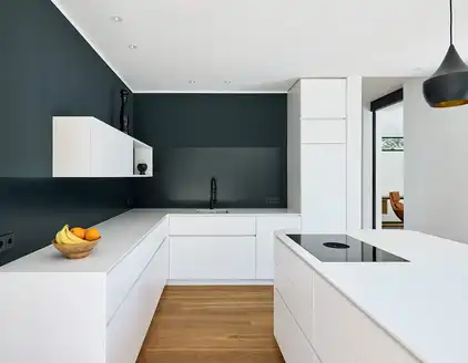 weiße Küche mit dunklen Wänden