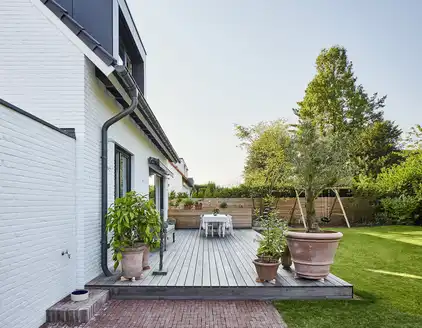 Seitlicher Blick auf Terrasse und Garten