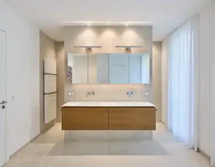 Badezimmer mit Waschbeckenanrichte in der Mitte