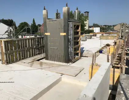Baustelle, Blick auf einen Aufzug