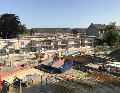große Baustelle von mehrstöckigem Haus