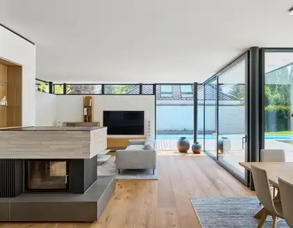 offener Wohnbereich mit Kamin