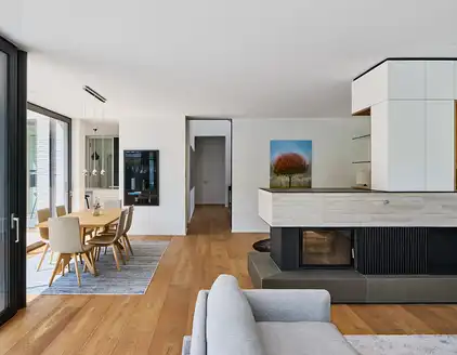 offener Wohnbereich mit Blick auf den Kamin