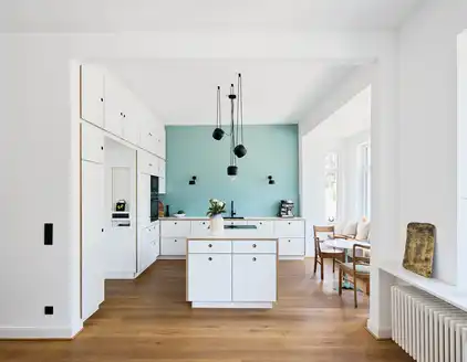 Große Küche mit Kochfeld in der Mitte des Raumes