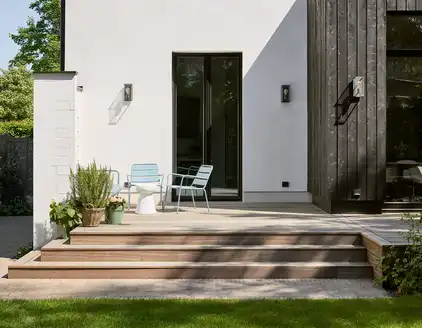 Eine Holzterrasse mit Stufen