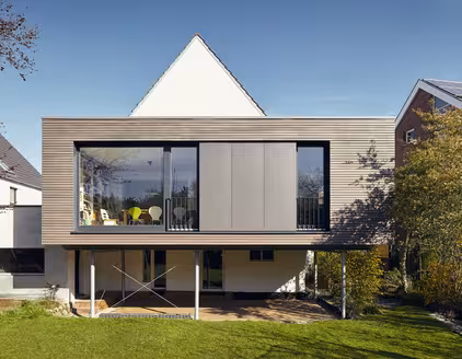 Sicht aus dem Garten auf die Glasfront