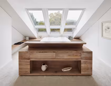 Schlafzimmer Blick frontal auf die Fensterfront