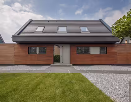 Haus mit Eingang und Vorgarten