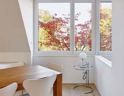 Tischecke mit Ausblick nach draußen