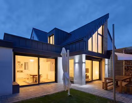 Untere Sockwerke und Terrasse am Abend 