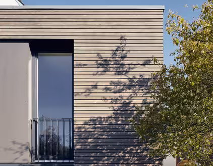 Holzfassade mit kleinem Fenster