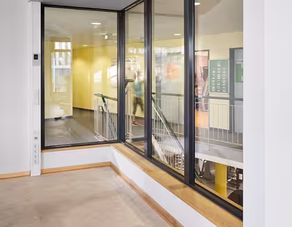 innen Fensterfront mit Blick auf den Flur mit Treppe