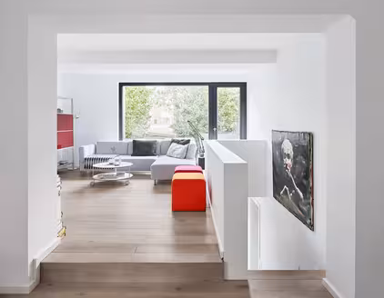 schlichtes Wohnzimmer mit Sofa