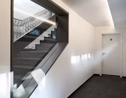 Flur zu den Toiletten mit Fenster auf die Treppe 