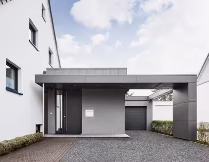 Eingang mit überdachtem Parkplatz